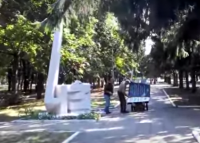 Декоммунизация по-харьковски: в сети появилось видео о том, как снимают мемориальные доски на Аллее славы