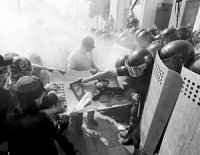 В столкновениях у Рады пострадали 100 силовиков, один погиб