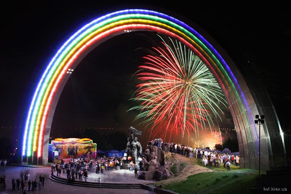 Монумент "воинам АТО" вместо Арки Дружбы народов