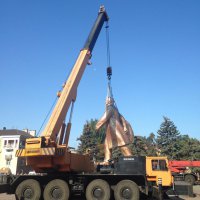 В Ильичевске, несмотря на протесты горожан, снесли памятник Ленину