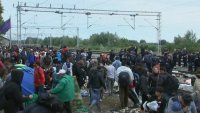 В Хорватии беженцы штурмуют поезд до Венгрии