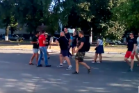 В Кировоградской области молодчики повалили на землю и избили человека за футболку с символикой КПУ