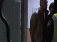 "На меня надели наручники!!! Какого х##! Кому-то это выгодно! Уроды, б####!!!", - задержанный полицией пьяный мужчина устроил дебош в райотделе.