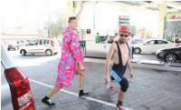 Киевские мужчины позировали в бикини ради бесплатного бензина