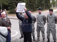 «Слава дохлой Украине!» — в Николаеве пенсионер заткнул рот строю «правосеков»