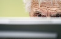 Пенсионеры уходят в тень