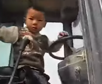 Ох, уж эти детки! Семилетний пацан из Китая вместо школы работает на фронтальном погрузчике