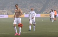 Футболист киевского Динамо выбросил футболку игрока донецкого Шахтёра