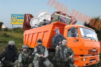 Украинские военные вывозят с Донбасса КамАЗы награбленного