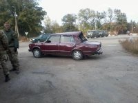 Под Мариуполем БТР ВСУ протаранил легковушку