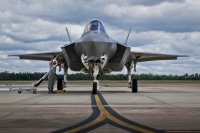 Отказ Канады воевать и покупать истребители вызвал ярость США