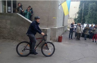 Михаил Саакашвили приехал на участок проголосовать на велосипеде