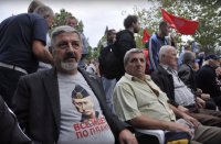 В Черногории на митинг против НАТО люди вышли в футболках с Путиным, неся портреты Путина, флаги Российской Империи и СССР