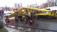 В Омске упавший на дорогу кран раздавил две машины с людьми: видео с места ЧП