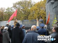 Харьковские старики, несмотря на запрет, вышли с красными флагами отметить годовщину освобождения Украины