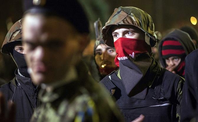 Конфуз: в Днепропетровске бойкотировать российские товары вышли три националиста в балаклавах