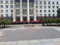 «Под этим флагом убивали одесситов», — граффити возле Дома профсоюзов