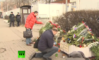 Москвичи несут цветы к посольству Франции в Москве — прямая трансляция