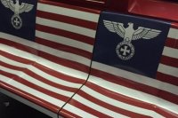 Нью-Йорк украсили американскими флагами с нацистскими символами