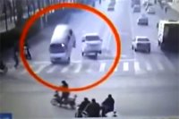 Несколько автомобилей подлетели в воздух без видимой причины в Китае