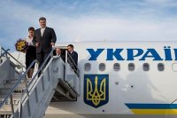 Перемоги евроинтеграции: в аэропорту Парижа Порошенко встретили грузчики и полицейский