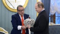 Владимир Путин и Геннадий Хазанов обменялись подарками