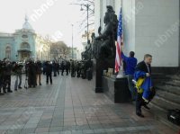 К приезду Байдена с флагштока у Рады сняли украинский флаг и повесили американский