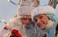 Парад из более 50 Дедов Морозов и Снегурочек прошел по центру Манхэттена