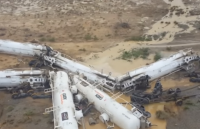 В Австралии с рельсов сошел поезд с 200 тыс. литров серной кислоты