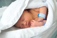 Фельдшер приняла роды во время снежной бури на трассе Оренбург-Орск и грела новорожденного собственным телом