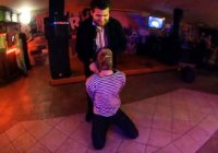 Этот подонок считает что это смешно