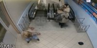 Камеры засняли, как московские школьницы изрезали спящего в ТЦ мужчину