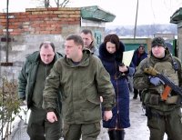 Глава ДНР вручил первой семье в Иловайске ключи от дома, построенного взамен разрушенного в боях