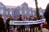 В Нидерландах мужчины-политики надели мини-юбки и вышли на митинг