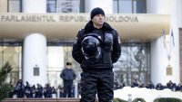 Протестующие пытаются прорваться в здание парламента Молдавии