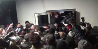 В Молдавии протестующие штурмуют здание парламента, разоружают полицейских
