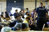 Беженцы напали на полицейских в центре для мигрантов в Швеции