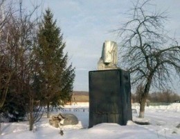 В Полтавской области демонтировали памятники Чапаеву, Дзержинскому и Кирову