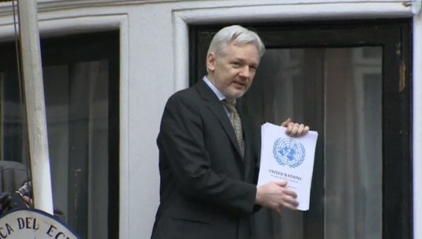 Ассанж появился перед публикой с решением ООН в руках