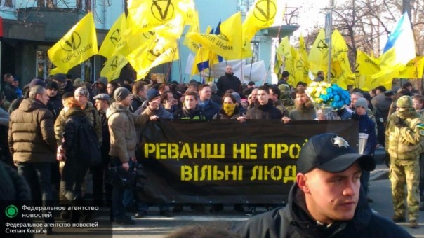 Тысячи националистов вышли на улицы Киева громить российский бизнес