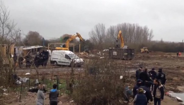 Французы выселяют лагерь, немцы атакуют автобус с беженцами