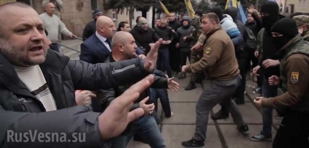 Нацизм не прошел: на Донбассе мэр и его замы побили толпу боевиков «Азова»