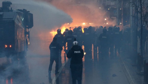 Новый президент Косово избран под газовые атаки и коктейли Молотова