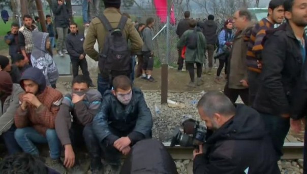 300 мигрантов штурмовали колючку на границе Греции и Македонии