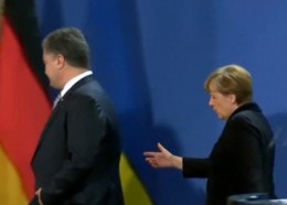 Ангеле Меркель пришлось догонять Петра Порошенко, чтобы пожать руку