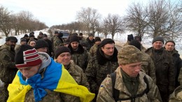 Грязные и голодные укровоины идут пешком с полигона на "штурм" военной прокуратуры г. Николаева