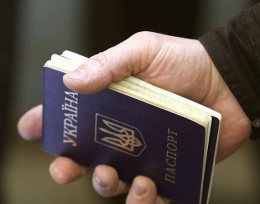 Украина изучает возможность лишения гражданства за "ненависть к стране"