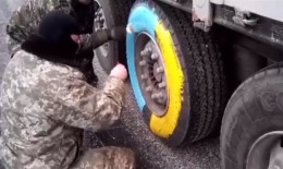 На Украине в водителей фур из РФ летят кирпичи и оскорбления