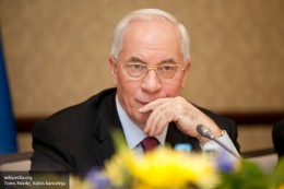 Азаров: Украине пора прекращать торговать, а то сдачу давать нечем