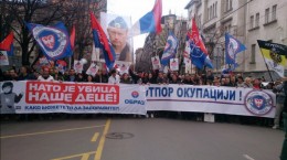 Тысячи сербов вышли сегодня в Белграде на массовый митинг против НАТО с флагами России